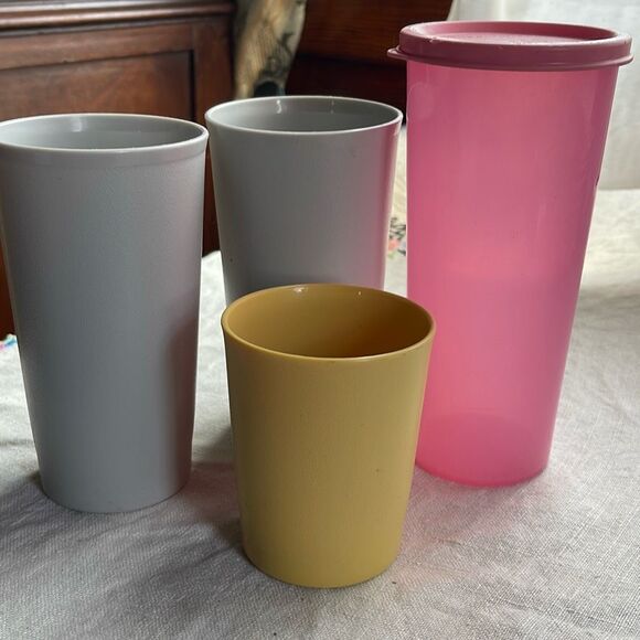 Tupperware lot of 4 assorted glasses one with lid - Picture 1 of 8